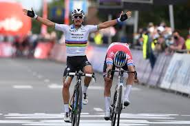 The race covered 197.2 km (122.5 mi), starting in leuven and finishing in overijse. Alaphilippe Wint De Brabantse Pijl Na Duel Met Van Der Poel Die Net Te Laat Komt Met Zijn Jump De Morgen