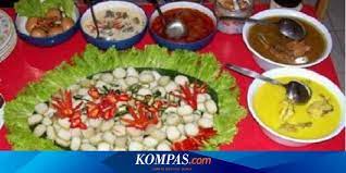 2 ruas lengkuas 2 lembar daun salam 1 batang serai, memarkan 300 ml santan bumbu halus: Persaudaraan Lontong Cap Go Meh Dan Ketupat Lebaran Halaman All Kompas Com