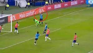 Lee el pronóstico chile vs uruguay 24/06/2019 y apuesta los partidos de la copa américa con el bono promocional. Chile Vs Uruguay El Insolito Reclamo De Luis Suarez Por Mano En El Area Del Arquero Video Futbol Internacional Depor