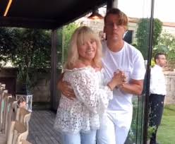 На вопрос журналиста, трудно ли любить аллу пугачеву, галкин ответил: Pugacheva I Galkin Udivili Svoim Zanyatiem Video Unian