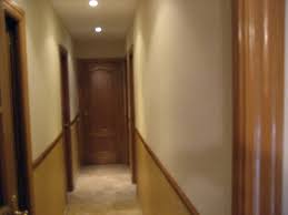 Este color debe ir acorde al resto de la decoración que tenéis en casa, de esa manera no será la nota. Foto Es Un Pasillo Pintado En Dos Tono Las Paredes Y Techo Blanco De R Dereformas 273629 Habitissimo