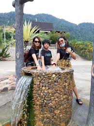 It is bordered to the north by kelantan, to the wah, banyaknya tempat menarik kat pahang ni. Damai Bercuti Di Hutan Terpencil