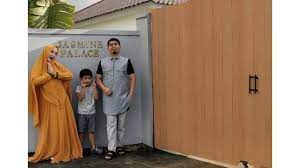 Shaleh mahmud, atau lebih akrab dengan sapaan ustaz solmed seorang da'i kondang kelahiran jakarta, 19 juli 1983 yang kini sedang. Disewakan Untuk Umum Intip Tampilan Dan Fasilitas Villa Mewah Milik Ustadz Solmed April Jasmine Halaman All Blog Tribunjualbeli Com