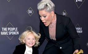 Скачай pink all i know so far (2021) и pink and rag'n'bone man anywhere away from here (2021). Pink Auch Ihr Dreijahriger Sohn Ist Am Coronavirus Erkrankt Ich Habe Noch Nie So Viel Gebetet