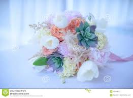 Chaque saison veut sa fleur, choisis ton bouquet en fonction de la période ! Bouquet De Mariage Comportant Les Succulents A La Mode Pivoines Couleur Peche Tulipes Blanches Et Roses Enes Ivoire Embellies Image Stock Image Du Couleur Fleur 120399215