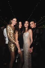 Famosos marcam presença na festa de 25 anos de Elisa Zarzur