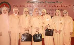 Rahayu sujiyanti warsono, s.e sebagai ketua dharma wanita persatuan sekaligus ketua yayasan pendidikan unesa. Dwp Sulsel Gelar Capacity Building Angkatan V