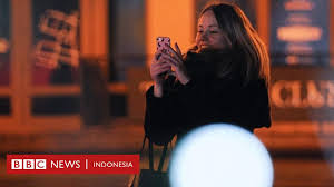 2.1 kesan positif media sosial 2.1.1 mudah untuk membuat hubungan 2.1.2 berfikiran positif dan berkeyakinan 2.1.3 secara umumnya, penglibatan dalam media sosial adalah satu fenomena baru yang dialami oleh masyarakat yang dilihat mempunyai implikasi terhadap proses komunikasi dan. Apa Saja Bukti Pengaruh Media Sosial Kehidupan Anda Bbc News Indonesia