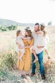 Cute Outfit Ideas For Family Shoot In Field Outdoors Natural Light Photography Fine Ar Mother Daughter Photoshoot Summer Family Pictures Family Picture Outfits