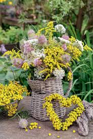 Blumenstrausse Selber Binden So Gelingt S With Images Flower Arrangements Flowers Flora