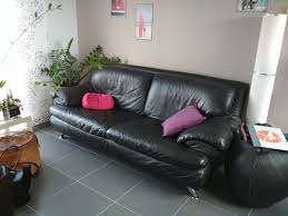 Sa structure présente de larges accoudoirs, positionnés à bonne hauteur pour le repos des bras. Canape Cuir Noir Monsieur Meuble Luckyfind