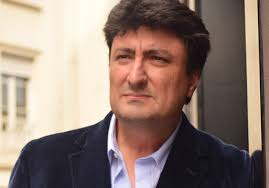 El periodista Mario Amorós presenta su biografía de Pinochet en La Nau