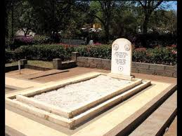 UN SCOUT ARGENTINO VISITA LA TUMBA DE B.P.