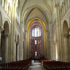 La Cathedrale Saint Julien Du Mans Presente 4 Siecles D Histoire Architecturale La Nef Est La Partie La Plus Ancienne Et Date De La Cathedrale Le Mans Eglise