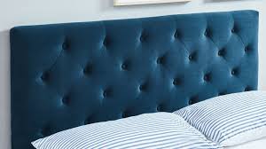 La tête de lit apporte modernité et personnalité à la déco de la chambre. Lit Avec Tete De Lit Capitonnee En Velours Bleu Paon S 140x190 Hubert Homifab