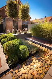 Modernes Garten Design Mit Flusssteinen Im Wasser Gartengestaltung Bepflanzung Landschaftsbau