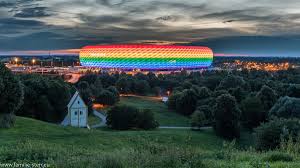Widely known for its exterior of inflated etfe plastic panels, it is the first stadium in the world with a full colour changing exterior. Allianz Arena Familie Sterr