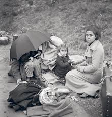 Ces phrases proviennent de sources externes et peuvent ne pas être tout à fait correctes. En 1939 Plongee Dans Les Camps De Refugies Espagnols En France Par Anne Mathieu Le Monde Diplomatique Aout 2019