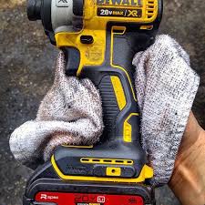 Black And Decker Vs Dewalt 20v Battery I Work In A Automotive Shop So I Was Super Happy To Get One Of These Mac Tools R Spec 20v Max Batteries Mac Power Tools Use Automotive Shops Dewalt Mac