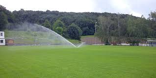 Fußballfelder, nach internationalen standards gefertigt, mit abmessungen von zwischen 45x90m und 90x120m (inneres spielfeld, einschließlich weißer markierungen). Sicherheit Auf Dem Fussballplatz Teil 1 Sportflachen