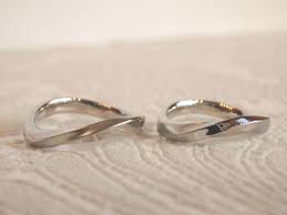 終わりの無い形 メビウス 結婚指輪にふさわしいモチーフに 鏡面仕上げとマット仕上げで きりりとメリハリをプラスしました marriage wedding ring bridal pt900 プラチナ マリッジリング 結婚指輪 オーダーメイド ウエディング ith イズマリ 結婚指輪 指輪