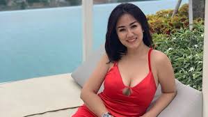 Disebut tante pemersatu bangsa oleh netizen indonesia. Ngajak Gowes Bareng Netizen Gagal Fokus Ke Sepeda Tante Ernie Indosport