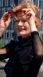 Grynet molvig sjunger droppen från new orleans av povel ramel. Gertie Honeck Synchronsprecherin Synchronstimme Kate Mulgrew Patricia Clarkson