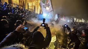 Parlament tuntetes video 14 komment. Szeged Hu Tuntetes Budapesten Fustbombak Konnygaz Rendorok Is Megserultek