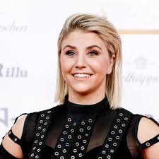 Live #ficaemcasa, divas em ação durante a quarentena 2020. Beatrice Egli Brautlook Oder Eisprinzessin Dieses Outfit Haut Alle Um Gala De