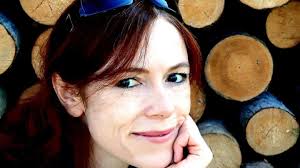 Antje Mönning macht ein öffentliches Latex-Experiment