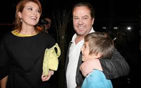 Είμαι ευτυχής, είσαι ευτυχής στ' αλήθεια. Sofia Alimperth Giannhs Parios Pasxa Me Toys Gioys Toys Sthn Paro Lifestyle Thepressroom Gr