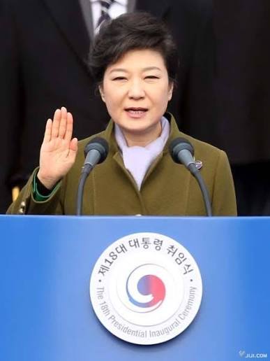 ソウルの国会議事堂前広場で就任宣誓する韓国の朴槿…：韓国・朴槿恵氏 写真特集：時事ドットコム