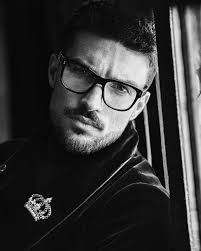 Hair is growing back !! If I count more than 300 🦁 emoji in the comments  I'll let it grow !!!