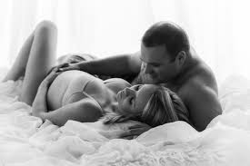 As the sun sets in the horizon, capture the couple in love surrounded by soft light and sprawling skies. Pregnancy Photoshoot Ideas For Couples A Fotografy