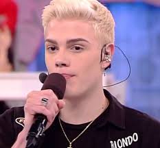 Deborah iurato , cantante di amici 13. Ricordate Biondo Il Giovane Cantante Trap Di Amici Di Maria De Filippi Ecco Che Fine Ha Fatto