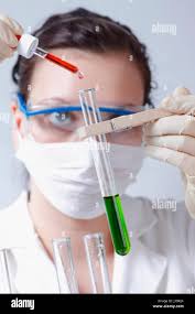 Recipiente provetta pistone Chimica laboratorio mix spill cob smock donna  shine Foto stock