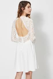 Mais comment s'habiller pour ce moment si particulier, qui parfois, n'a pas lieu le même avec le modèle anastasia, la griffe cymbeline nous propose ici une robe délicieusement légère. Mariage On A Trouve Des Robes De Mariee A Moins De 400 Voici