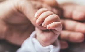 Wanita yang mengandung dilarang menuang minyak ke atas tapak tangan untuk disapu pada rambut supaya bayi yang bakal lahir tidak akan bernanah. Bayi Mati Hidup Semula Sebelum Upacara Pengebumian Buzzkini