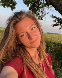 Poslední ⠀⠀⠀⠀⠀⠀⠀⠀⠀⠀⠀ ⠀⠀⠀⠀⠀⠀⠀⠀⠀⠀⠀ ⠀⠀⠀⠀⠀⠀⠀⠀⠀⠀⠀ #lastone #photo #czech #nature  #sunset #goldenhour #dreads