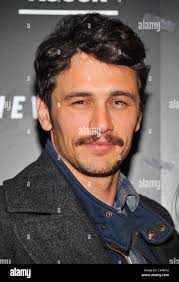 James Franco au niveau des arrivées pour quelque part Premiere, Tribeca  Grand Hotel salle de projection, New York, NY 12 décembre 2010. Photo par :  Gregorio T. Binuya/Everett Collection Photo Stock