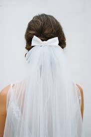 Braut Accessoires Ein Schlichter Ellenbogenlanger Schleier Fur Die Brautfrisur Der Mit Einer Zar White Hair Bows Bow Headband Hairstyles White Hair Accessory
