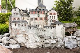 The abbey is said to have been built at the site of the hermitage of irish missionary gallus, who according to legend had established himself by the river steinach in ad 612. Vaduz Liechtenstein 10 Mai 2014 Die Promenade In Der Mitte Der Stadt Bietet Souvenirs Cafes Erwerben Und Erkunden Sie Die Werke Von Lokalen Und Weltkultur Lizenzfreie Fotos Bilder Und Stock Fotografie Image 33838870