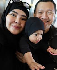 Mengawali Tahun dengan Umroh, Rosa Meldianti Keponakan Dewi Perssik Bagikan  Potret Hangat Bersama Suami dan Anak