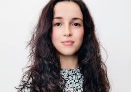 ELLE relooke : l'avant/après de Sandra qui redécouvre ses cheveux longs  après des années de chignon