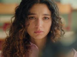 Plus belle la vie en avance : Constance est la tueuse ! Elle prend en otage  Louisa, et menace de lui tirer dessus, Gabriel fête son enterrement de vie  de garçon... Le