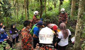 Located around 7 km from. Usung Turun Wanita 104kg Dari Bukit Besi