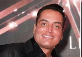 Dan Valente canta nos braços do povo no São João da Bahia