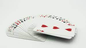 The four common suits are the spade, diamond, heart and club. What Are The Features Of A Standard Deck Of Cards