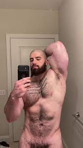 Beefy Muscle Dude checking himself out - ThisVid.com