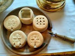 Kaakkois-Suomen ortodoksinen seurakunta: Kotkan ja Loviisan alueet -  Proskomidi Liturgian valmistavaa osaa kutsutaan nimellä "proskomidi"  (kreikaksi Προσκομιδή). Varhaiskirkon aikana ihmiset toivat  yksinkertaisesti leivän ja viinin kirkkoon, joista ...